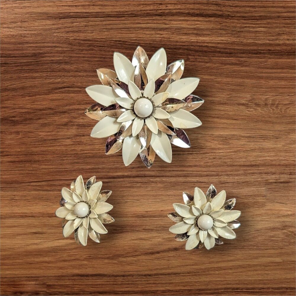 Vintage Sarah Coventry Gold Tone & White Enamel Daisy Pin Brooch & ‎ Earring Set